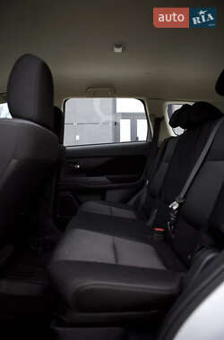 Внедорожник / Кроссовер Mitsubishi Outlander 2014 в 