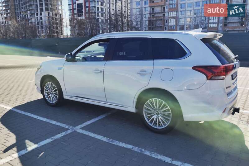 Позашляховик / Кросовер Mitsubishi Outlander 2019 в Києві