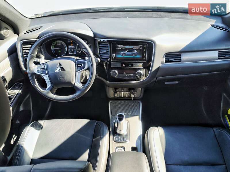 Позашляховик / Кросовер Mitsubishi Outlander 2019 в Києві