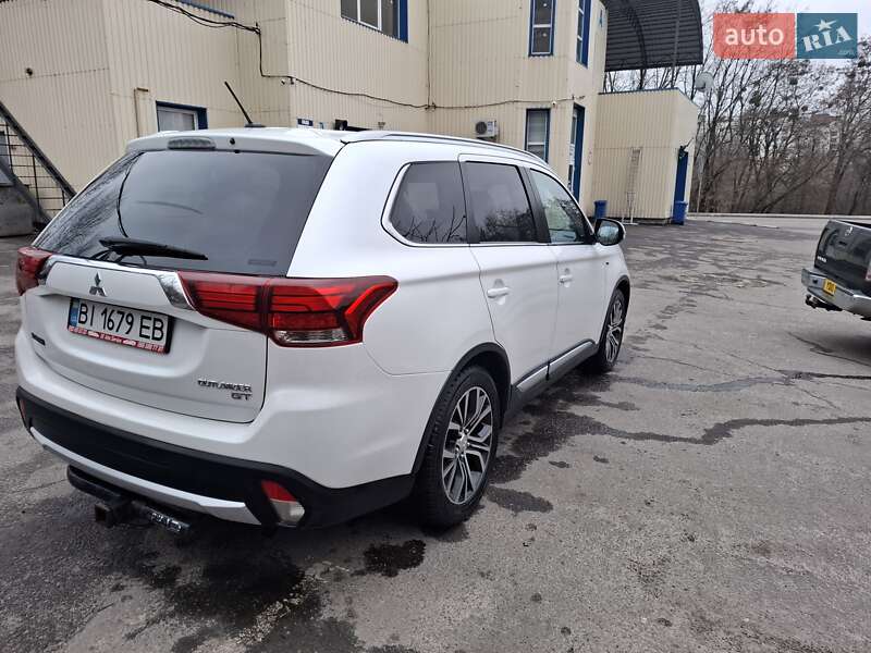 Позашляховик / Кросовер Mitsubishi Outlander 2016 в Полтаві