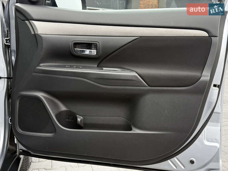 Внедорожник / Кроссовер Mitsubishi Outlander 2017 в Черновцах