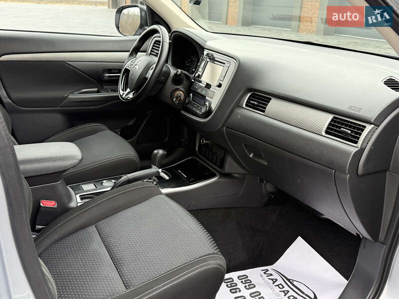 Внедорожник / Кроссовер Mitsubishi Outlander 2017 в Черновцах