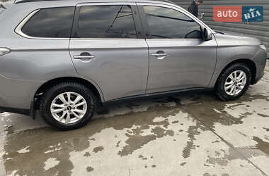 Внедорожник / Кроссовер Mitsubishi Outlander 2012 в 