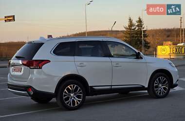 Внедорожник / Кроссовер Mitsubishi Outlander 2016 в 