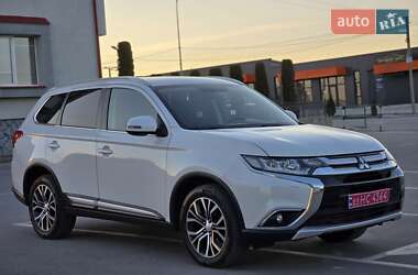 Внедорожник / Кроссовер Mitsubishi Outlander 2016 в 
