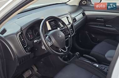 Внедорожник / Кроссовер Mitsubishi Outlander 2016 в 