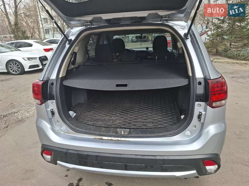 Внедорожник / Кроссовер Mitsubishi Outlander 2015 в Одессе фото 16 Внедорожник / Кроссовер Mitsubishi Outlander 2015 в Одессе