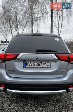 Позашляховик / Кросовер Mitsubishi Outlander 2016 в 