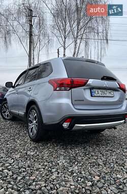 Позашляховик / Кросовер Mitsubishi Outlander 2016 в 