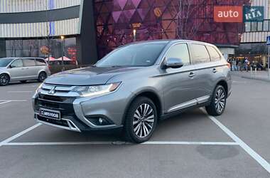 Позашляховик / Кросовер Mitsubishi Outlander 2019 в 