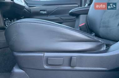 Позашляховик / Кросовер Mitsubishi Outlander 2019 в 