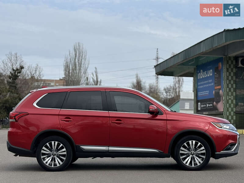 Внедорожник / Кроссовер Mitsubishi Outlander 2018 в Николаеве