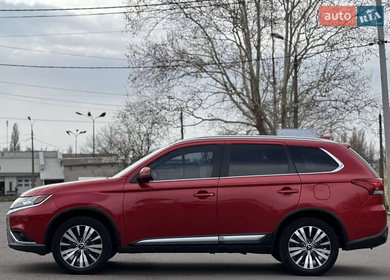 Внедорожник / Кроссовер Mitsubishi Outlander 2018 в Николаеве