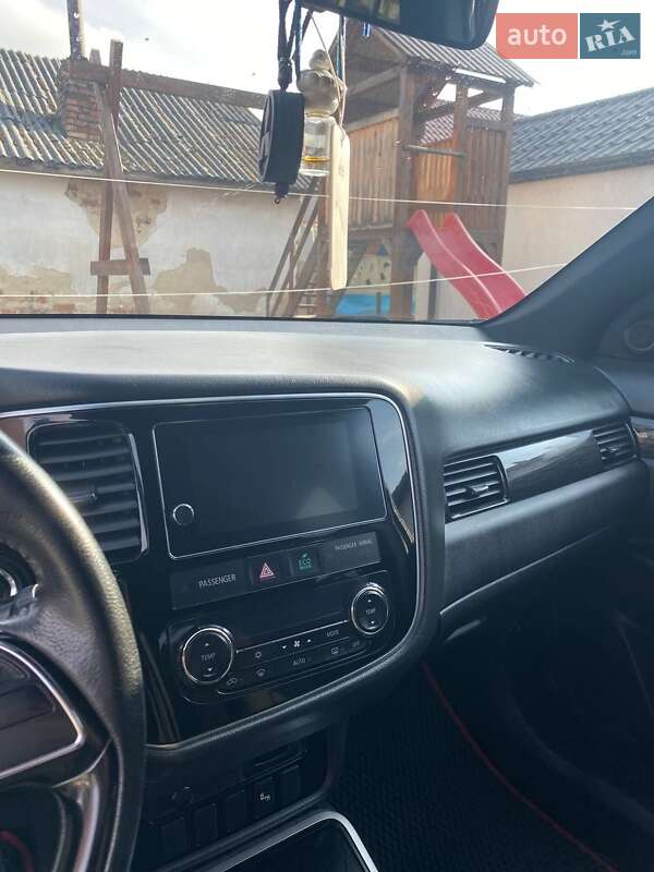 Позашляховик / Кросовер Mitsubishi Outlander 2017 в Кам'янці-Бузькій