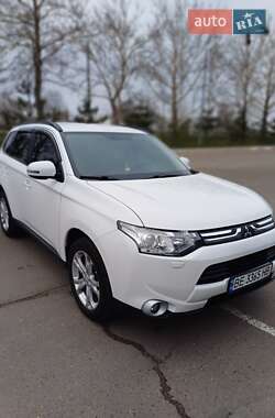 Внедорожник / Кроссовер Mitsubishi Outlander 2013 в 