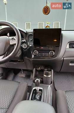 Внедорожник / Кроссовер Mitsubishi Outlander 2013 в 