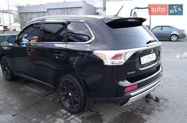 Позашляховик / Кросовер Mitsubishi Outlander 2014 в 
