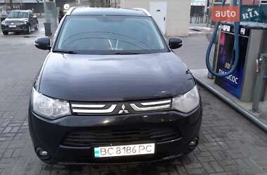 Позашляховик / Кросовер Mitsubishi Outlander 2014 в 