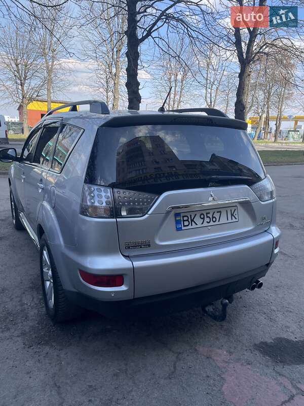 Внедорожник / Кроссовер Mitsubishi Outlander 2011 в Ровно
