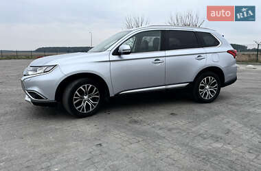 Внедорожник / Кроссовер Mitsubishi Outlander 2016 в 