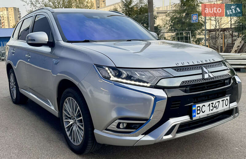 Позашляховик / Кросовер Mitsubishi Outlander 2020 в Львові