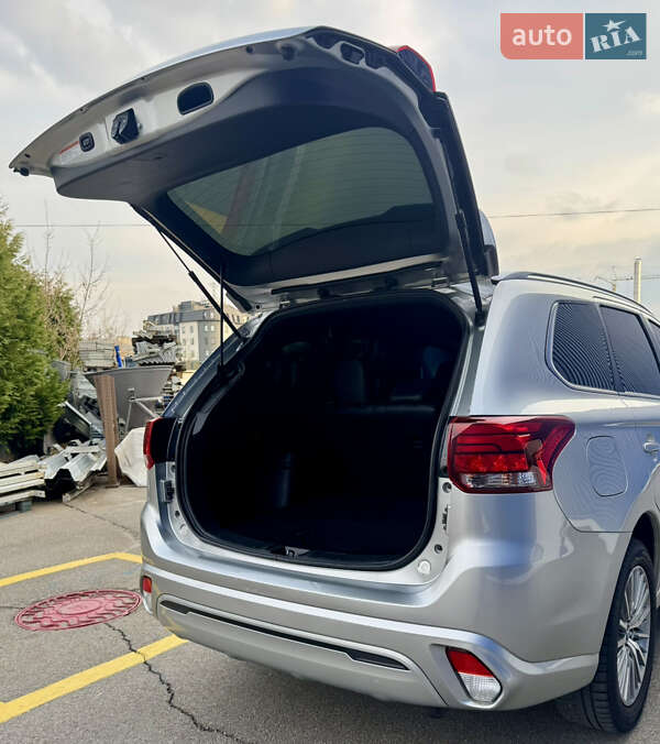 Позашляховик / Кросовер Mitsubishi Outlander 2020 в Львові