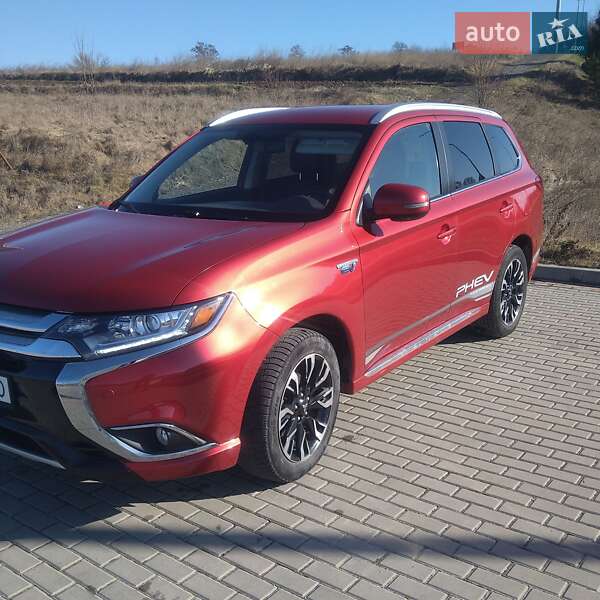 Внедорожник / Кроссовер Mitsubishi Outlander 2017 в 