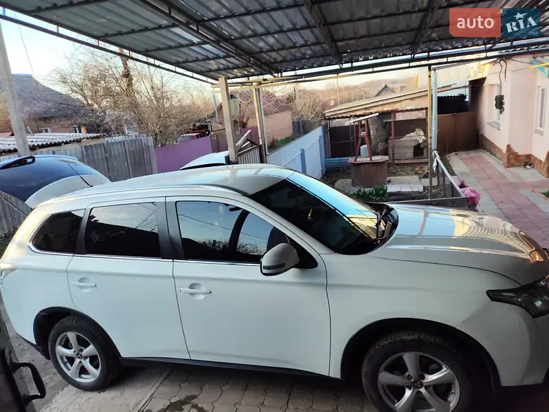 Позашляховик / Кросовер Mitsubishi Outlander 2014 в 