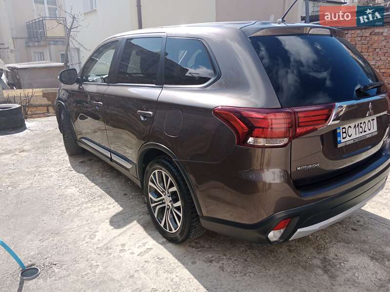 Позашляховик / Кросовер Mitsubishi Outlander 2016 в Львові