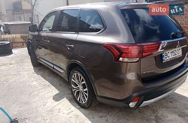 Внедорожник / Кроссовер Mitsubishi Outlander 2016 в 