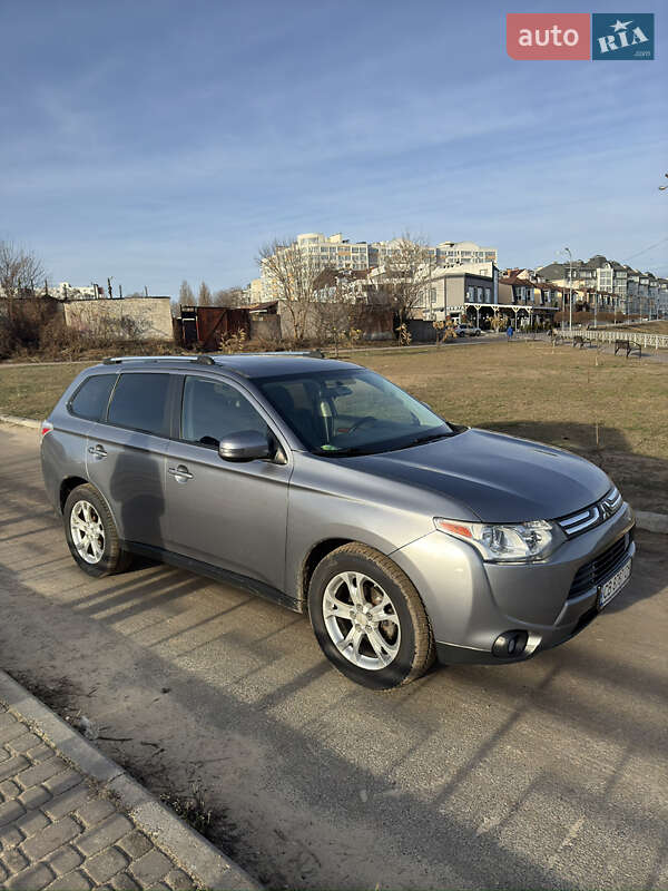 Позашляховик / Кросовер Mitsubishi Outlander 2013 в 