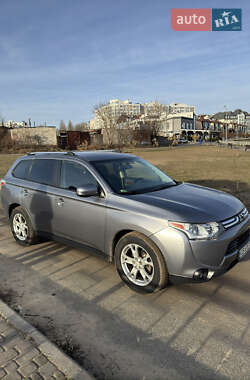 Позашляховик / Кросовер Mitsubishi Outlander 2013 в 