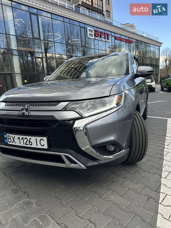Внедорожник / Кроссовер Mitsubishi Outlander 2019 в 