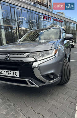 Внедорожник / Кроссовер Mitsubishi Outlander 2019 в 