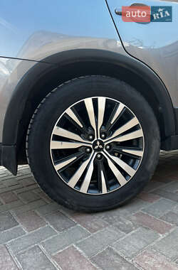 Внедорожник / Кроссовер Mitsubishi Outlander 2019 в 