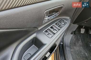 Внедорожник / Кроссовер Mitsubishi Outlander 2012 в 