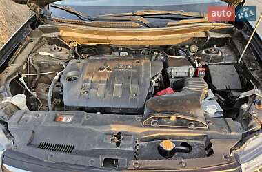 Внедорожник / Кроссовер Mitsubishi Outlander 2012 в 