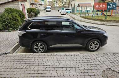 Внедорожник / Кроссовер Mitsubishi Outlander 2012 в 