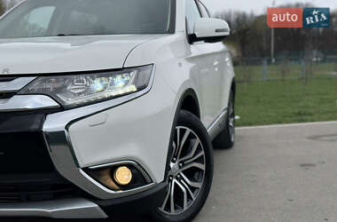 Позашляховик / Кросовер Mitsubishi Outlander 2016 в 