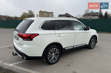 Позашляховик / Кросовер Mitsubishi Outlander 2016 в 