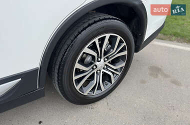 Позашляховик / Кросовер Mitsubishi Outlander 2016 в 