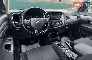 Позашляховик / Кросовер Mitsubishi Outlander 2016 в 