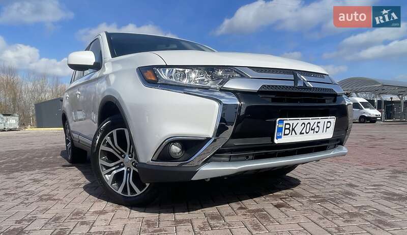 Внедорожник / Кроссовер Mitsubishi Outlander 2017 в 