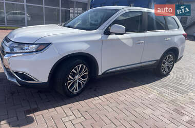 Внедорожник / Кроссовер Mitsubishi Outlander 2017 в 