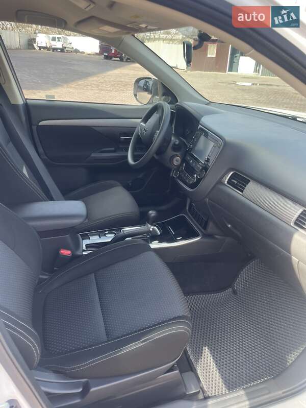 Позашляховик / Кросовер Mitsubishi Outlander 2017 в Рівному