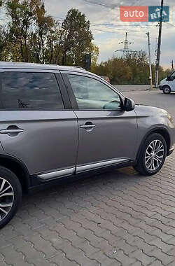 Внедорожник / Кроссовер Mitsubishi Outlander 2017 в 