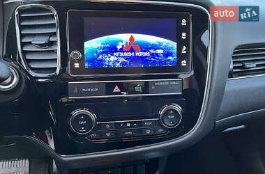 Внедорожник / Кроссовер Mitsubishi Outlander 2019 в 