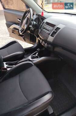 Внедорожник / Кроссовер Mitsubishi Outlander 2011 в 
