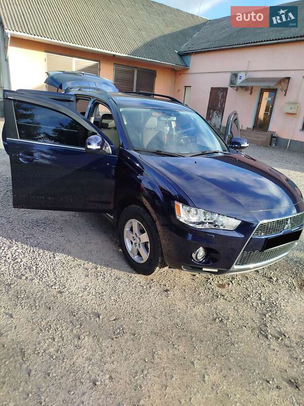 Внедорожник / Кроссовер Mitsubishi Outlander 2011 в Иршаве