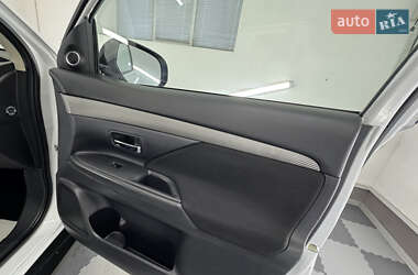 Позашляховик / Кросовер Mitsubishi Outlander 2014 в 